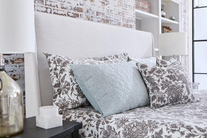 Today's Traditions - Complete Upholstered Bed